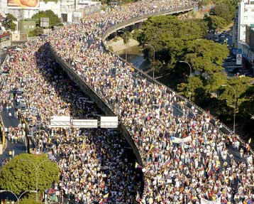 Εντυπωσιακή σε όγκο και παλμό διαδήλωση κατά του Ούγκο Τσάβες στη Βενεζουέλα