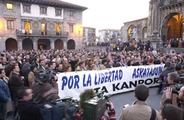 Χιλιάδες πολίτες διαδήλωσαν κατά της ΕΤΑ στη Χώρα των Βάσκων