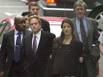 Στο δικαστήριο οι Τζόουνς και Ντάγκλας εναντίον του περιοδικού Hello!