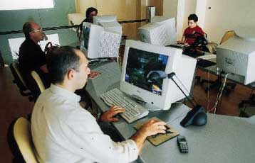 Ραγδαία αύξηση στη χρήση Η/Υ, Internet και κινητών τηλεφώνων στην Ελλάδα το 2002