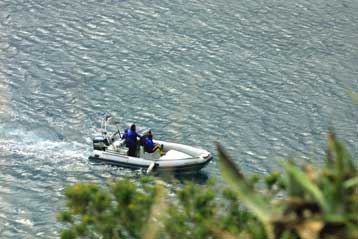 Εντοπίστηκαν κομμάτια από την άτρακτο και τον έλικα του Agusta ανοιχτά της Ικαρίας