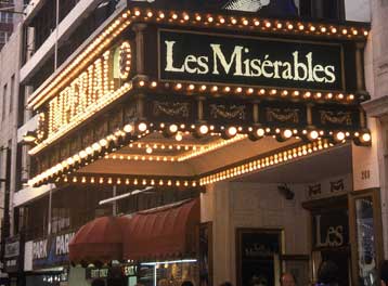 Απαγορεύτηκε με νόμο η χρήση κινητού τηλεφώνου σε χώρους θεάματος της Νέας Υόρκης