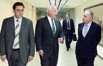 Αναδιπλώνονται οι τράπεζες μετά τη θύελλα αντιδράσεων για τα επιτόκια