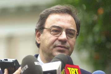 Διαφωνεί η κυβέρνηση με την αύξηση των τραπεζικών επιτοκίων δανεισμού