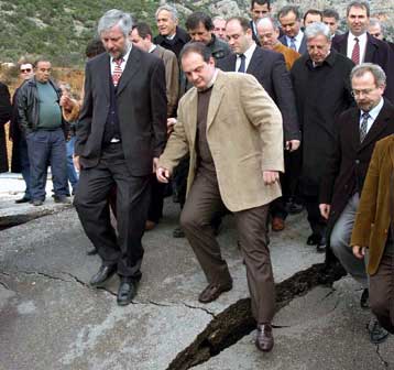 Τα τμήματα της εθνικής οδού που υπέστησαν καθίζηση επισκέφθηκε ο Κ.Καραμανλής