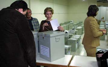 Για να εκλέξουν «πρόεδρο λύσης» προσέρχονται στις κάλπες την Κυριακή οι Κύπριοι