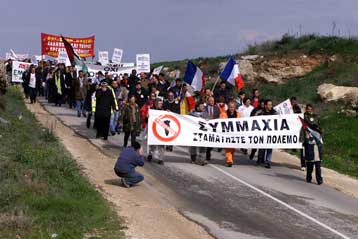 Δυναμική διαδήλωση στην Κύπρο κατά του πολέμου στο Ιράκ