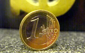 Υποχωρούν ευρώ, χρυσός και πετρέλαιο, καθώς παρατείνεται η αβεβαιότητα για το Ιράκ