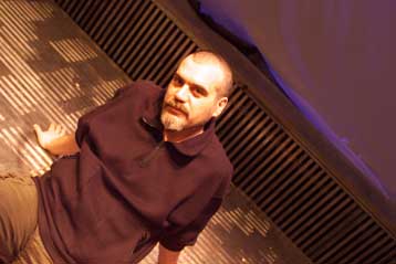 Ο Γιάννης Κακλέας στη θέση του καλλιτεχνικού διευθυντή του ΔΗΠΕΘΕ Καλαμάτας