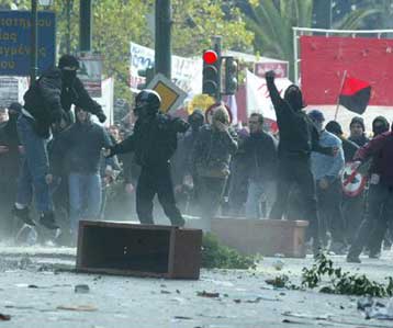 Ελεύθεροι δέκα από τους συλληφθέντες για τα επεισόδια στο αντιπολεμικό συλλαλητήριο