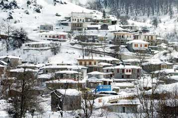 Αποκλεισμένα δεκάδες χωριά λόγω της σφοδρής χιονόπτωση που πλήττει όλη τη χώρα