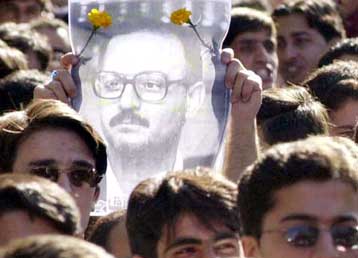 Στο ίδιο δικαστήριο θα κριθεί ο Ιρανός συγγραφέας που έχει καταδικαστεί σε θάνατο