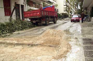Σωρεία καταγγελιών για λακκούβες την πρώτη ημέρα λειτουργίας του κέντρου «1521»