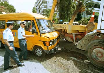 Ένας μαθητής και ο οδηγός σχολικού λεωφορείου τραυματίστηκαν σε τροχαίο ατύχημα