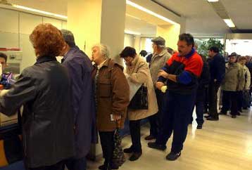 Σε φυσιολογικά επίπεδα η ζήτηση «λαϊκών ομολόγων» την πρώτη ημέρα εγγραφών