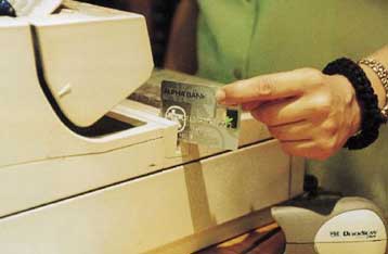 Χάκερ «έσπασε» τους κωδικούς πιστωτικών καρτών στις ΗΠΑ