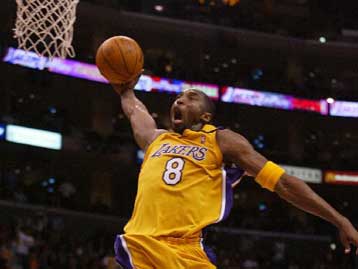 «Γάζωσε» το καλάθι των Ρόκετς ο Μπράιαντ οδηγώντας σε νίκη 106-99 τους Λέικερς