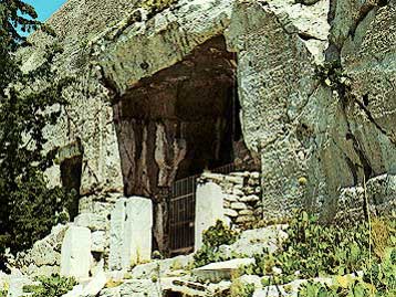 Αποκαθίσταται μερικώς και το μνημείο του Θρασύλλου, στη νότια κλιτύ του Ιερού Βράχου