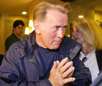 «Βομβαρδισμό» του Λευκού Οίκου με αντιπολεμικά μηνύματα ζητούν Αμερικανοί ηθοποιοί