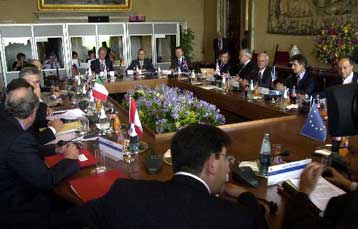 Συνάντηση της διχασμένης G7 στο Παρίσι σε αναζήτηση λύσεων για την οικονομική κρίση