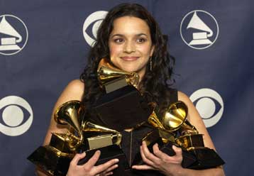 Η νεαρή και πολλά υποσχόμενη Νόρα Τζόουνς «σάρωσε» στα φετινά βραβεία Γκράμι