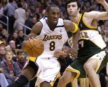 Νίκη των ΛΑ Λέικερς επί των Σιάτλ Σουπερσόνικς με πρωταγωνιστή τον Μπράιαντ