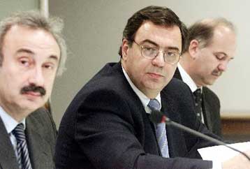 «Παγώνουν» τα τιμολόγια και οι δαπάνες των ΔΕΚΟ