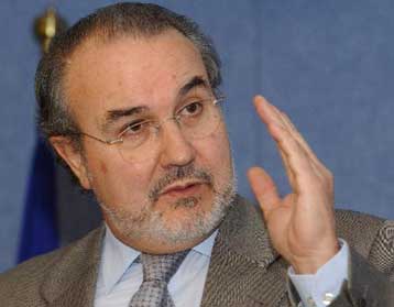 Η οικονομική επιβράδυνση της ευρωζώνης θα διαρκέσει περισσότερο, λέει ο Π.Σόλμπες