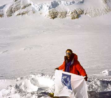 Στις 61.000 οι εθελοντές, στην κορυφή της Ανταρτικής Βίνσον η σημαία του 2004