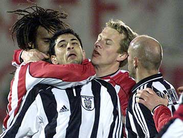 Πολλαπλή… απολογία για τον Καρεμπέ με κατηγορητήριο που «καίει»