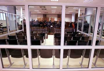 Έξι νομικά ζητήματα θα απασχολήσουν τους δικαστές στην πρεμιέρα της δίκης της 17Ν