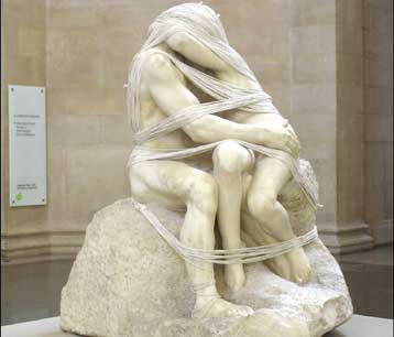 Παρέμβαση με σπάγγο από Βρετανίδα καλλιτέχνιδα πάνω στο «Φιλί» του Ροντέν