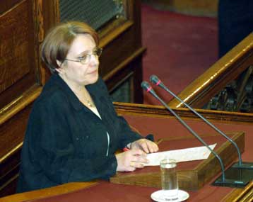 Η κυβέρνηση υιοθετεί πλήρως τις θέσεις των ΗΠΑ για το Ιράκ, υποστήριξε η Α.Παπαρήγα