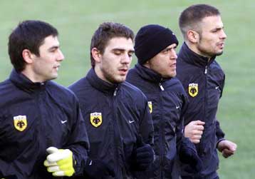 Εντός αποστολής της ΑΕΚ οι Κατσουράνης και Σεντένο, εκτός ο Μαλαδένης