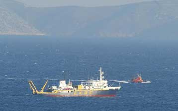 Συνεχίζονται οι προσπάθειες για την ανέλκυση του ελικοπτέρου του ΕΚΑΒ