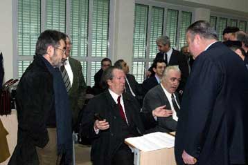 Την απομάκρυνση του γυάλινου διαχωριστικού ζητούν οι κατηγορούμενοι της 17Ν