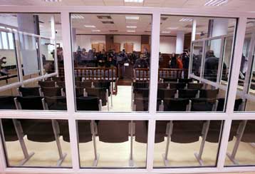 Απομακρύνεται το γυάλινο διαχωριστικό από την δικαστική αίθουσα του Κορυδαλλού