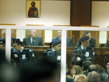 Η απόφαση απομάκρυνσης του γυάλινου κλωβού το στίγμα της πρώτης ημέρας της δίκης