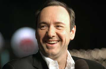 Ο Κέβιν Σπέισι ενώνει τη φωνή του με άλλους καλλιτέχνες κατά του πολέμου στο Ιράκ