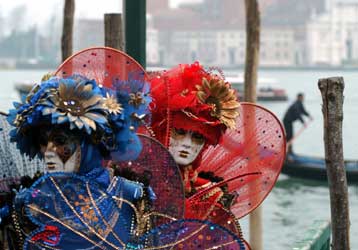 Βενετσιάνικες μάσκες ζωγραφισμένες στο χέρι εκτίθενται στη Θεσσαλονίκη