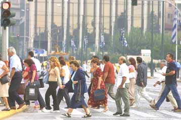 Πιο απαισιόδοξοι από τους υπόλοιπους Ευρωπαίους οι Έλληνες, σύμφωνα με το Ευρωβαρόμετρο
