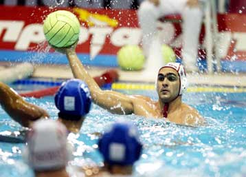 Ο Ολυμπιακός έσπασε το αήττητο της Βουλιαγμένης που παραμένει όμως πρώτη