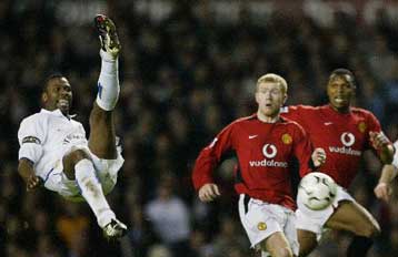 Με νίκη η Μάντσεστερ συνεχίζει το «κυνήγι» της Αρσεναλ