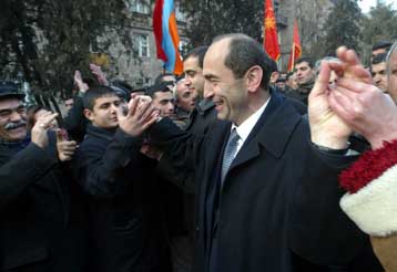 Ανετη επανεκλογή του Ρόμπερτ Κοτσαριάν στην προεδρία της Αρμενίας