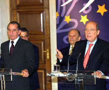 Απόλυτη σύμπνοια Αθήνας και Λευκωσίας για την ελληνική στάση στη συνάντηση της Χάγης