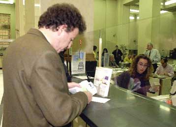 Συγκρατημένες οι ελληνικές τράπεζες μετά τη «συντηρητική» μείωση των επιτοκίων της ΕΚΤ