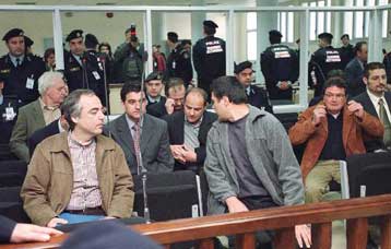 Οι μάρτυρες κατηγορίας και υπεράσπισης καλούνται να καταθέσουν στη δίκη της 17Ν