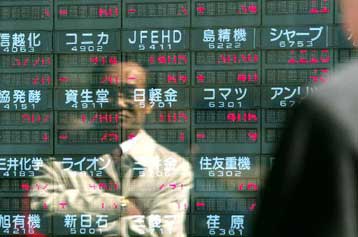 Σε χαμηλό εικοσαετίας κατρακύλησε ο δείκτης Nikkei