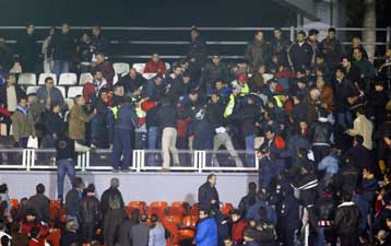 Ποινική δίωξη για τα επεισόδια στο ντέρμπι Ολυμπιακού ΑΕΚ