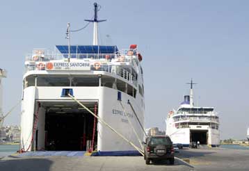Απαγορεύτηκε ο απόπλους όλων των πλοίων από τα λιμάνια του Πειραιά και της Ραφήνας